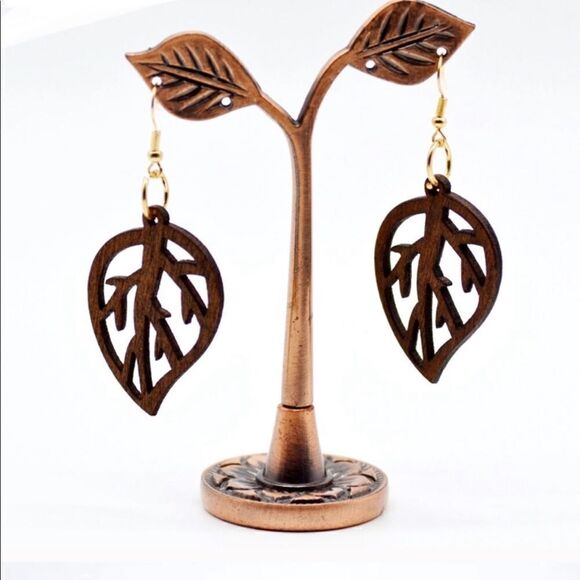 Wooden leaf earrings   - Picture 4 of 6